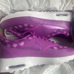 5.5Y/Women’s 7 Nike Air Max Thea’s